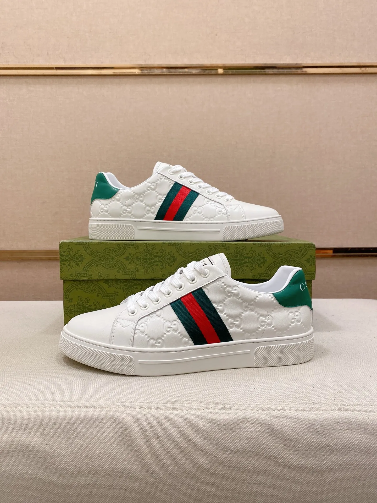 Factory price: 480💰 (GUCCI) The latest model from the official website 🎁🎁Casual and fashionable men's shoes👟, hot style 💥The version is simple and elegant, exclusive for trendy men. Unique official website latest brand elements 👑Gucci original decoration, fashionable and generous, the fabric is original cowhide ✅sheepskin lining, the official website specifies wear-resistant casual outsole, the classic model is taken in kind at the counter🎬38-44 (45 is not returned or exchanged)